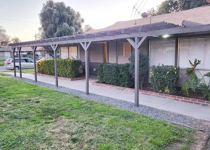 Centrally Located, 4X Queen, 300 Mbps Internet With Backyard!