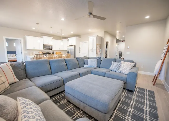 The Pad Spacious Luxury Retreat Sleeps 23, Private Pool, Spa, Game Room And More