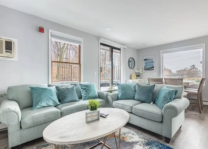 Sleek 1 Bedroom Apartment Plus Balcony 30 Mins To Nyc