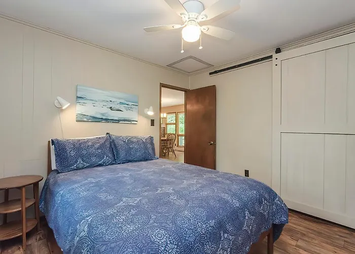 Secluded Oasis W Hot Tub, Screened-In Porch, Wifi!