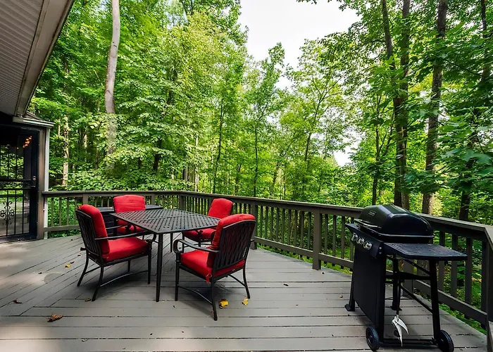 Secluded Oasis W Hot Tub, Screened-In Porch, Wifi!