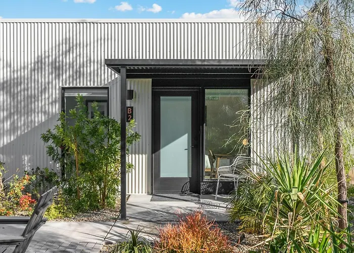 4 Square Studios