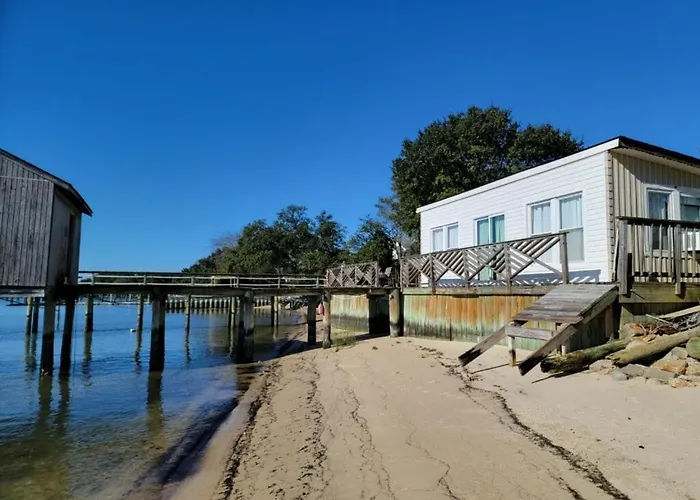 The Boat House - Water Front, Wifi, Pet Friendly Home