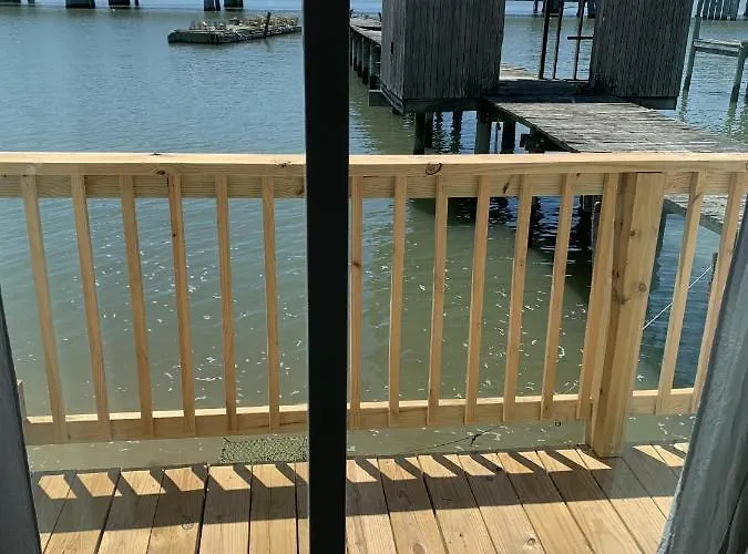 The Boat House - Water Front, Wifi, Pet Friendly Home