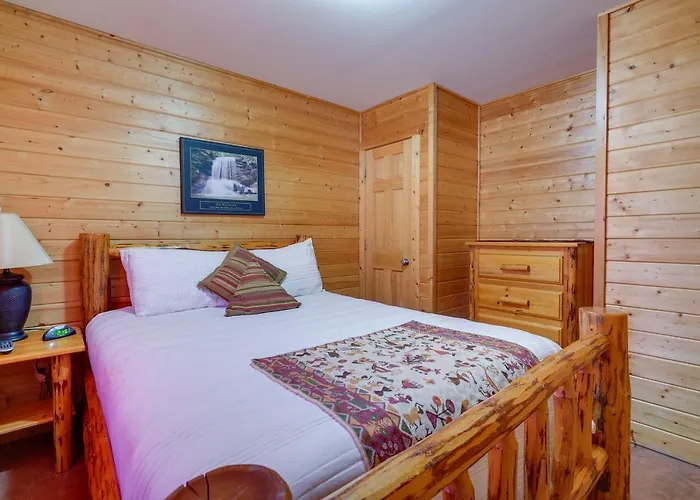 Lakefront Columbia Cabin W/ Porch & Shared Dock