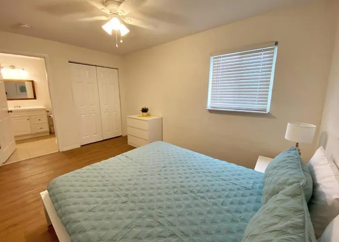 *New*Sunshine Gorgeous- 3Bd/2Ba -Private Backyard!
