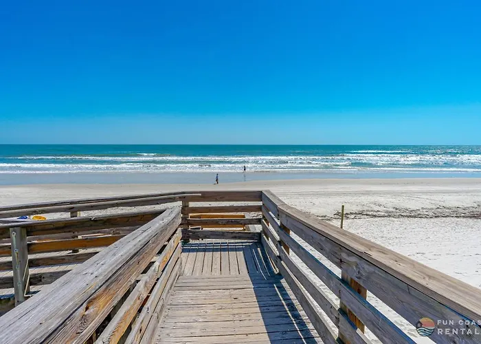 Dog Friendly Loft Steps From Beach With Gas Barbecue Grill And Upstairs Deck!
