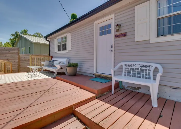 Cozy Mountain Home Cottage: Walk To Marina!