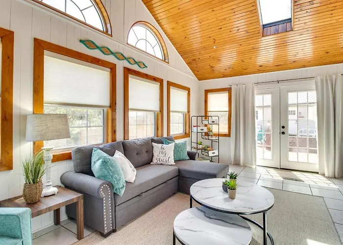 Charming Mountain Home Retreat: Walk To Marina!