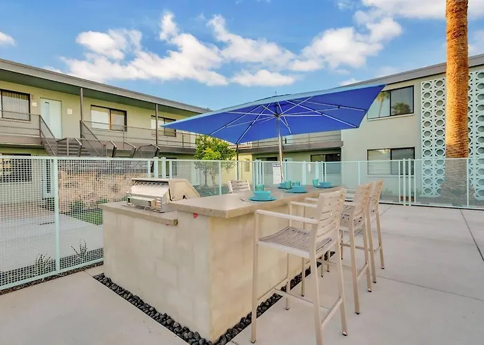 Large Studio Rooftop & Poolside - Walk To Old Town