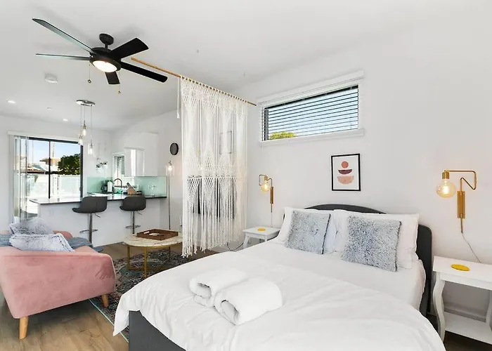 Large Studio Rooftop & Poolside - Walk To Old Town