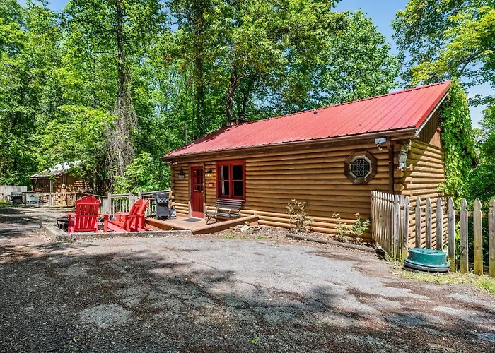 Romantic Log Cabin With Hot Tub