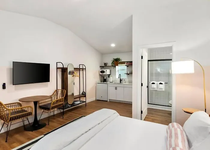 Mokulua Studio Suite. Hoʻoluʻolu