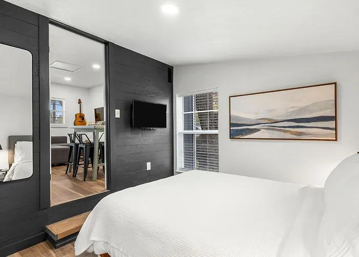 New! The Yellow Door- Downtown Wimberley W/ River Access