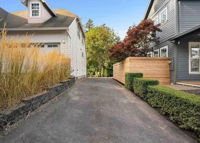 Private Newly Renovated Studio W Private Parking!