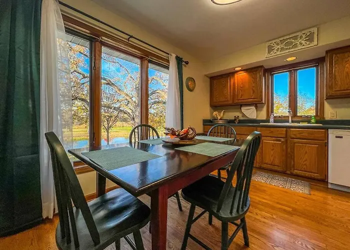 Charming Lake Geneva, Wisconsin 3Br/2Bath Home - Shagbark Waters