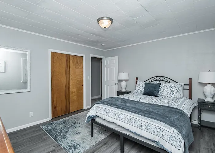 3 Bedroom Showstopper Near Mayo Clinic