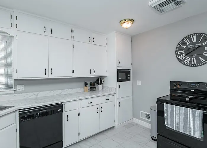 3 Bedroom Showstopper Near Mayo Clinic