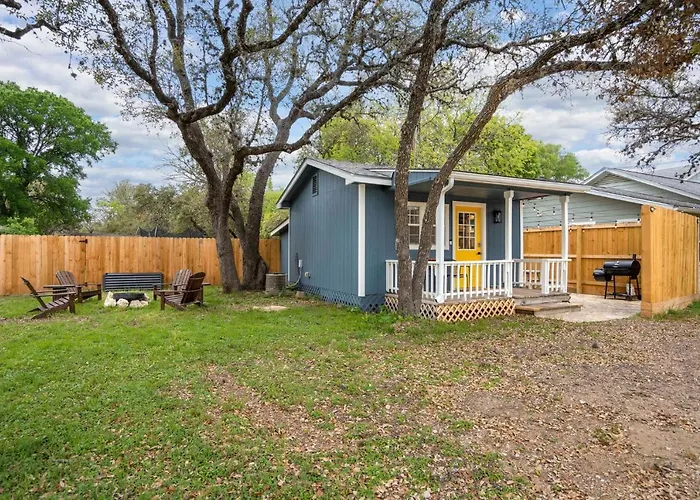 New! The Yellow Door- Downtown Wimberley W/ River Access