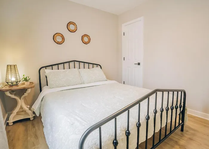 City Retreat - 4 Bedroom Oasis With King & Private Yard Near Downtown