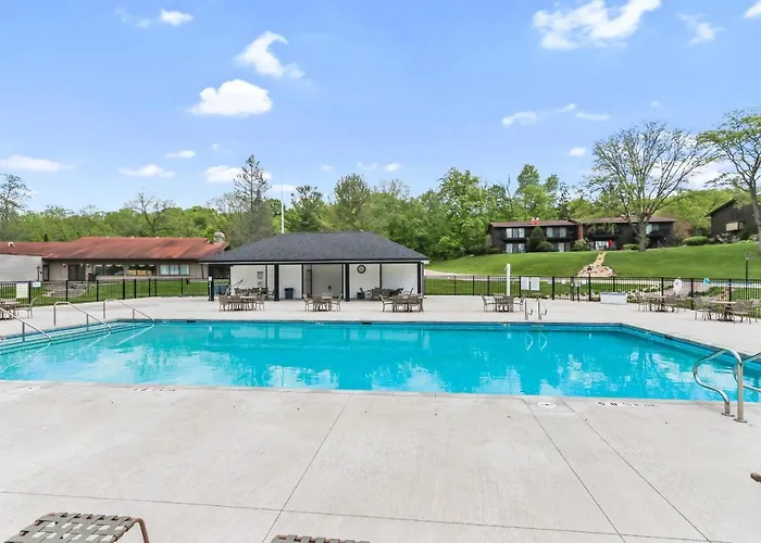 Your New Luxury Lakeview Condo W Pool Access