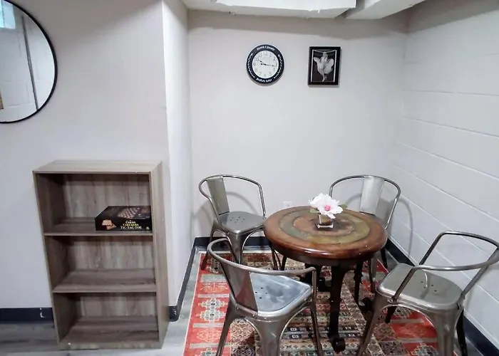 Spacious Suite Close To Downtown Indy/ King Bed