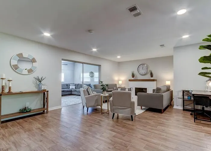 Spacious 3 Bedroom Pet Friendly!- Close To Beach!