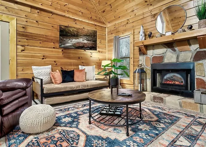 Cabin With New Hot Tub, Near Dollywood .2Bd.2Ba.Sleeps6.Bbq