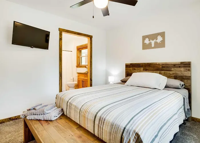 Near Memorial Park: Lake Arbutus Vacation Rental
