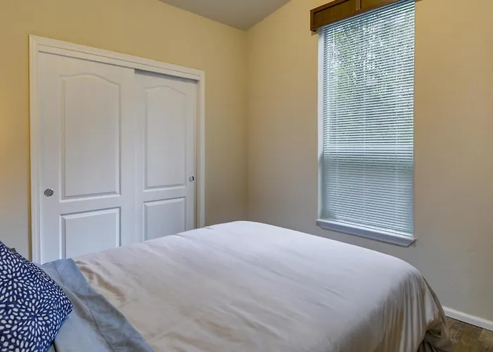 Hoodsport Vacation Rental W/ Private Lake Access!