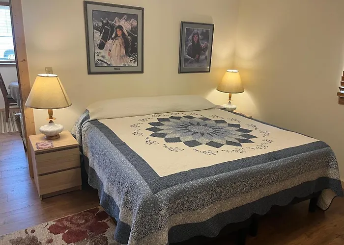 Creekside Downtown Vacation Suites, Only Adults 25 Or Older