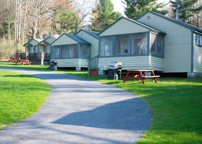 Fair Wind Motel And Cottages