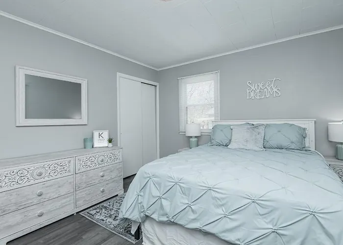3 Bedroom Showstopper Near Mayo Clinic