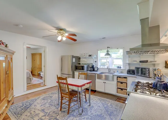 Secluded Marshall Farmhouse W/ Hot Tub!