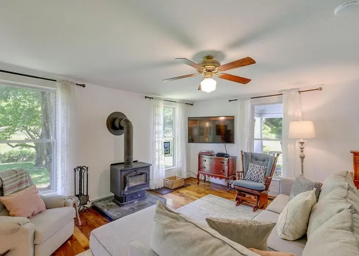 Secluded Marshall Farmhouse W/ Hot Tub!
