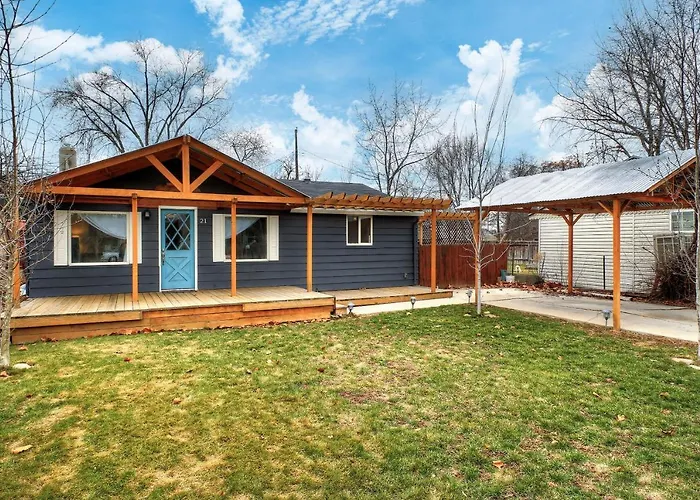 Little Blue Bungalow: Pet-Friendly Oasis near BSU and Downtown Boise