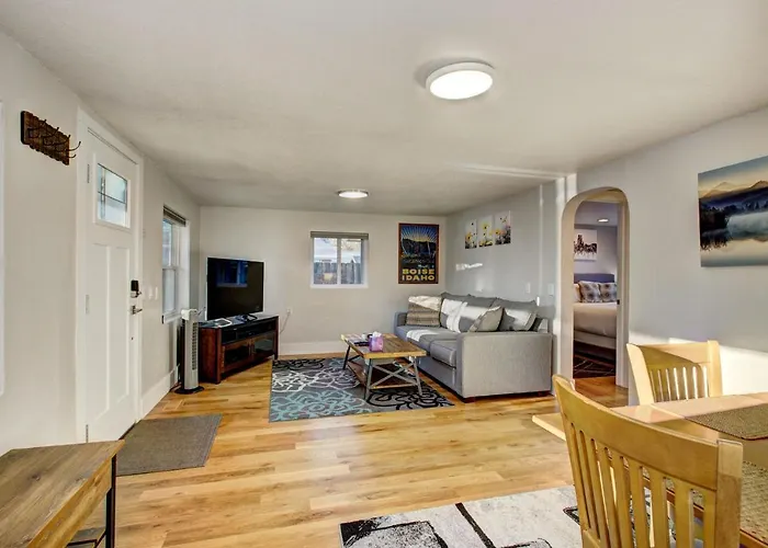 Little Blue Bungalow: Pet-Friendly Oasis near BSU and Downtown Boise