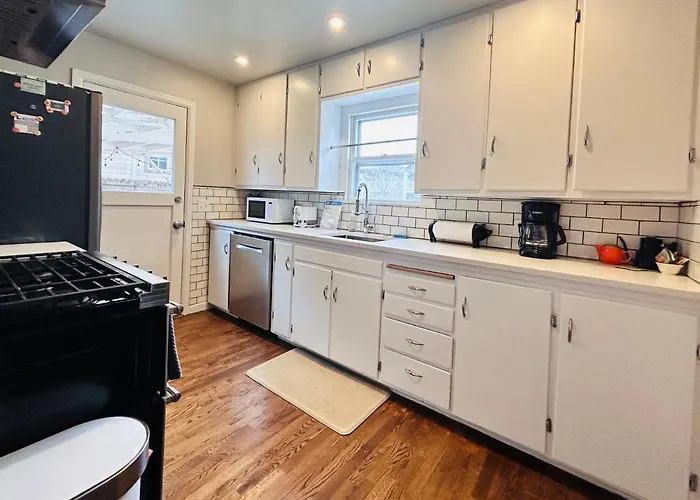 Celebration Chalet: Cozy BSU-Adjacent Pet-Friendly Retreat