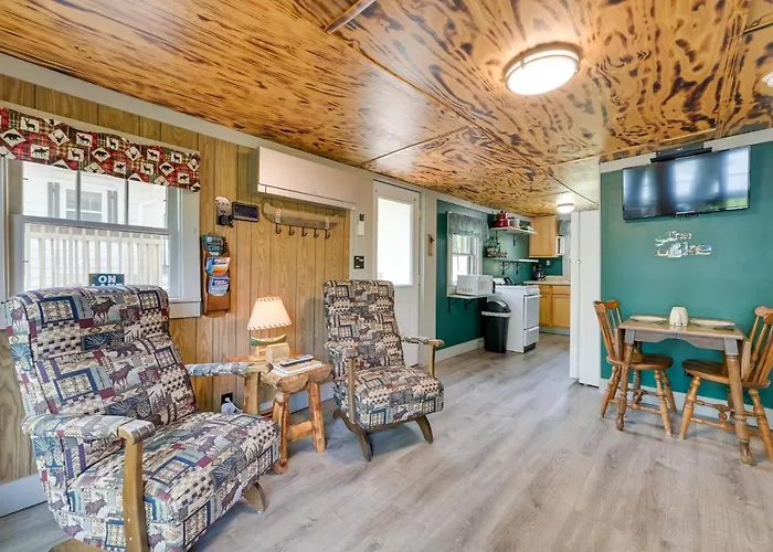 Hike + Snow Play! Waterfront Paradise Lake Retreat
