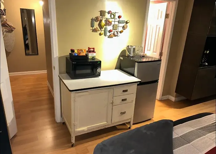 Luxurious Private Studio Get-Away W/ Hot Tub & Koi Pond