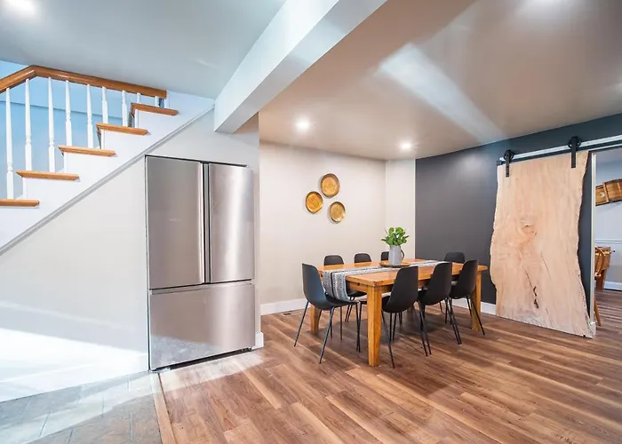 2 Houses, 22+Guests, 2 Hot Tubs, Renovated, Events Welcome!