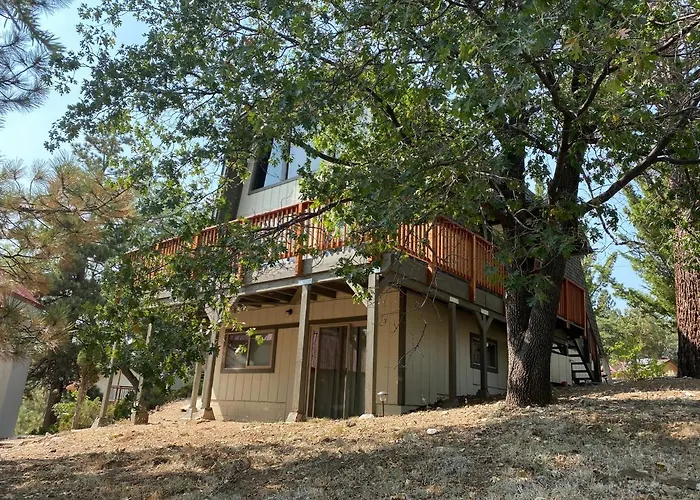 Fawnskin Family Cabin - Nicely Decorated Cabin With A Lake View And A Foosball Table!