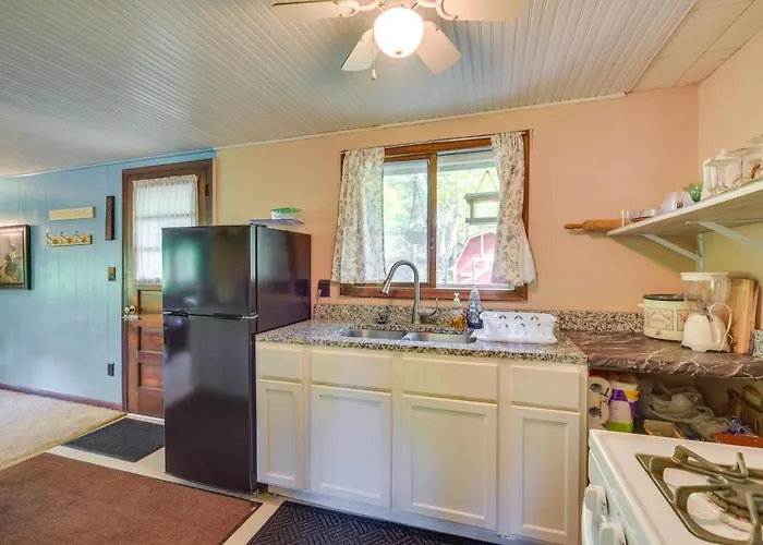 Riverfront Nature Getaway Near Downtown Pine City!