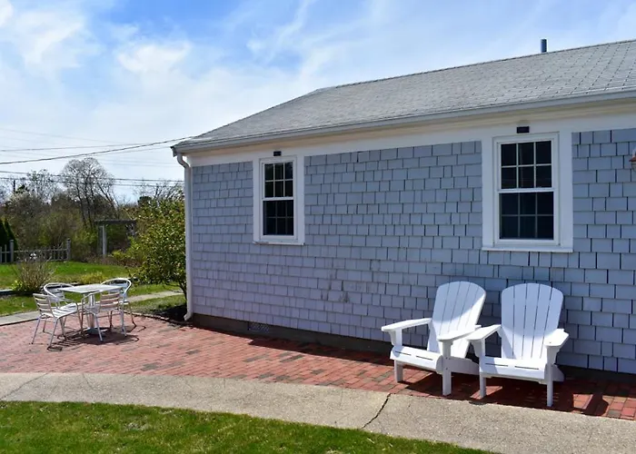 Seaside Serenity, Just A Block /0.1 Mile Away From The Beach