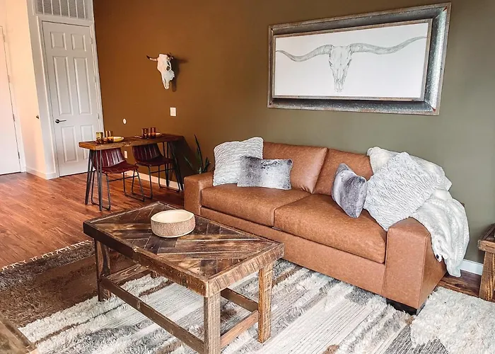 Cozy Cabin - 2 Miles To Broadway & Free Parking