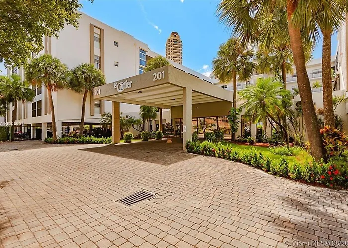 Amazing Condo 5 Minute Walk To The Beach!