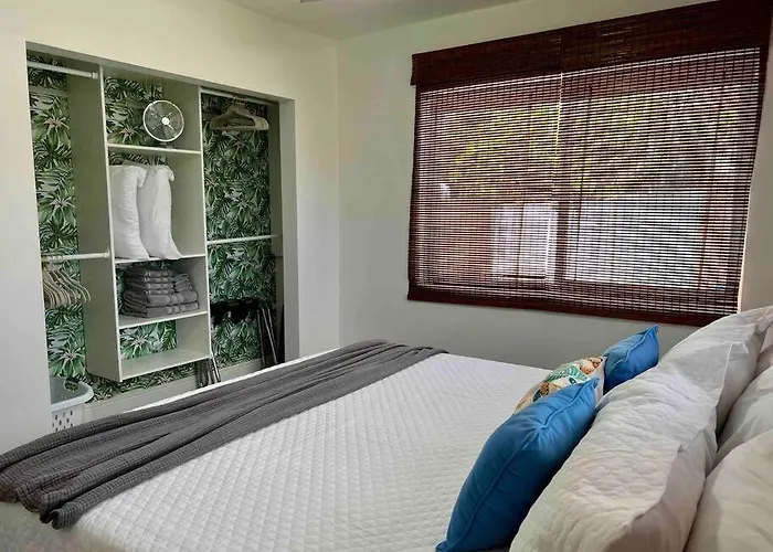 New! Tropical Hideaway Near Beach! Tons Of Parking