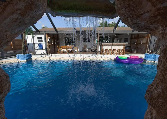 Fantasy Resort Omg Pool Waterfall Spa Gym Fast Wifi Hosted By Relaxtay