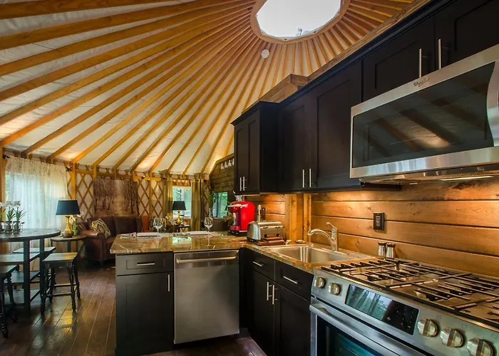 Spring Ridge Luxury Yurt - Creekside Glamping With Private Hot Tub