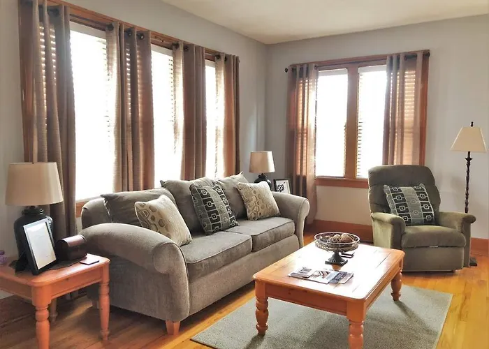 Home Near Zoo/College World Series/Downtown